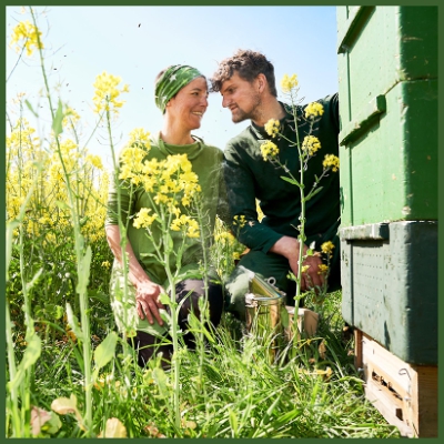 Geraldine und Friedrich bei den Bienen in der Rapsblüte